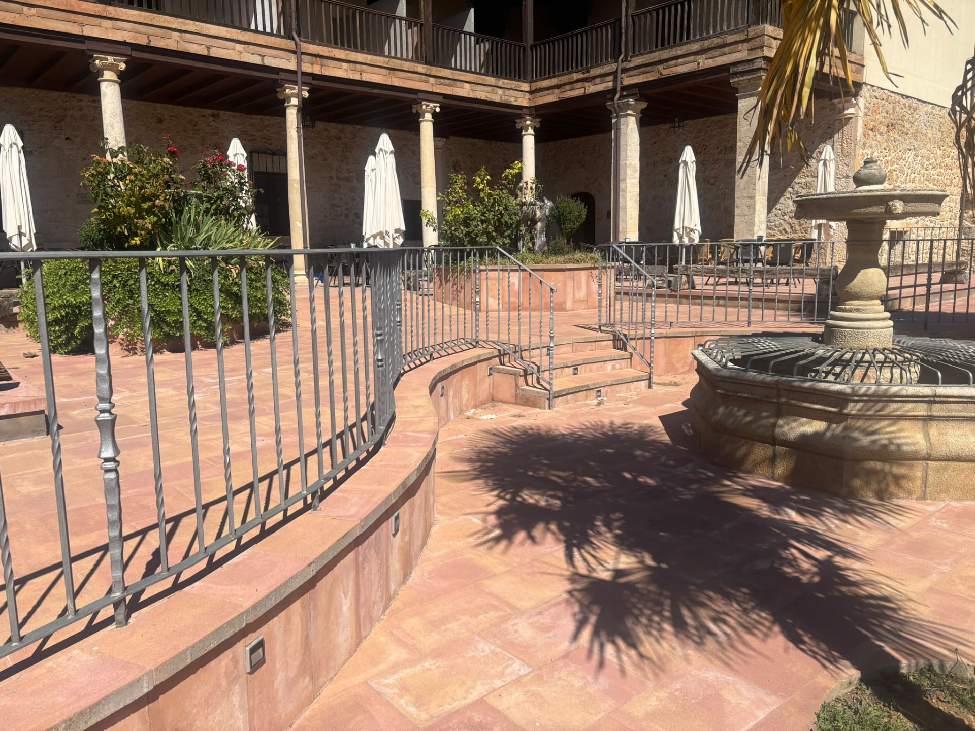 Patio de honor del Palacio de Alcubilla: fuente de piedra, columnas y galería de madera